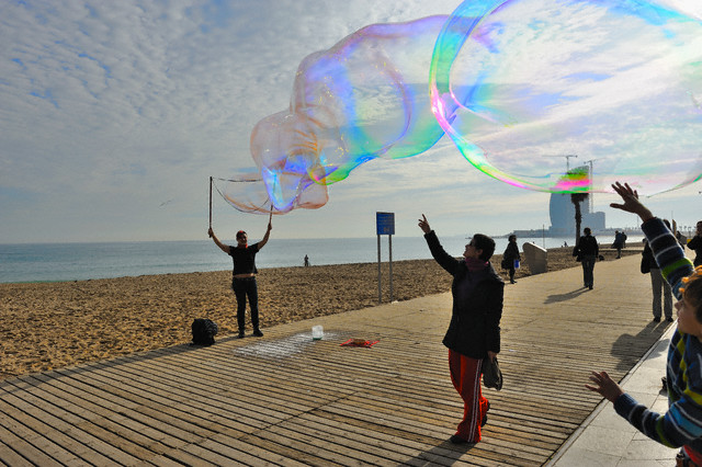Performance with Giant Soap Bubbles at Barceloneta