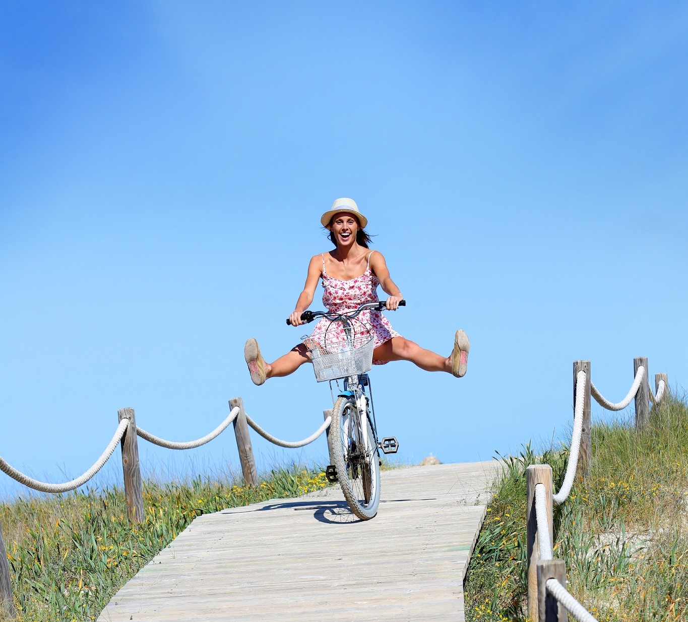 Mulher se diverte na bicicleta